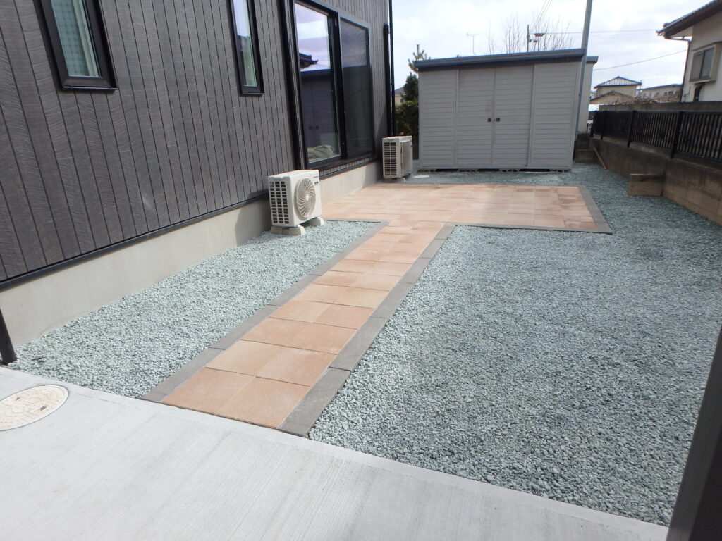 あなたの街の外構屋さん　施工事例 砂利敷き 駐車場舗装 カーポート 福島市