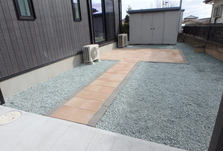 あなたの街の外構屋さん　施工事例 砂利敷き 駐車場舗装 カーポート 福島市