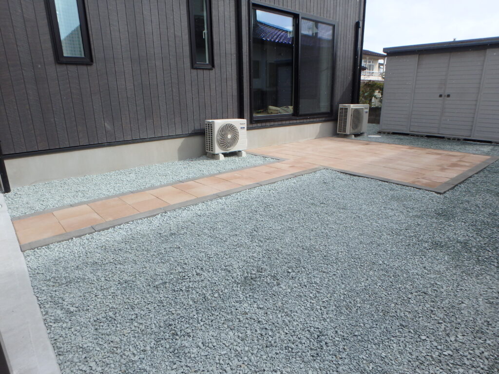 あなたの街の外構屋さん　施工事例 砂利敷き 駐車場舗装 カーポート 福島市