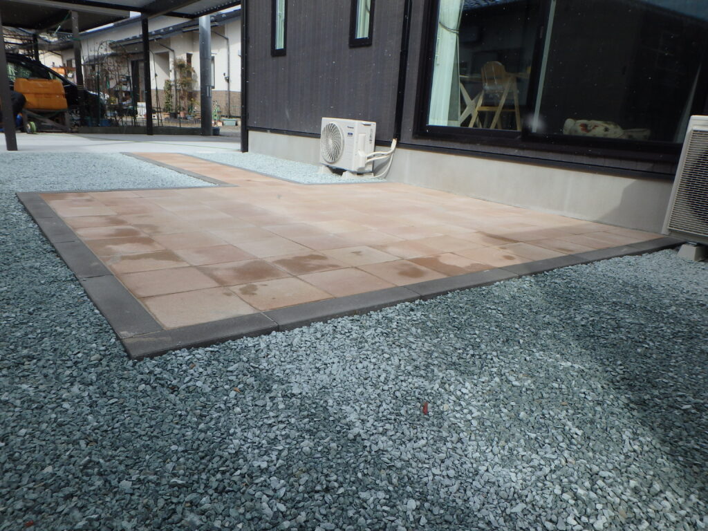 あなたの街の外構屋さん　施工事例 砂利敷き 駐車場舗装 カーポート 福島市