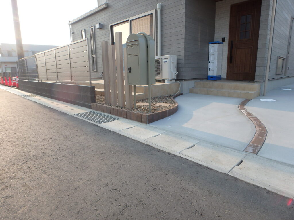 あなたの街の外構屋さん　施工事例 目隠しフェンス 郵便受け 駐車場舗装 福島市