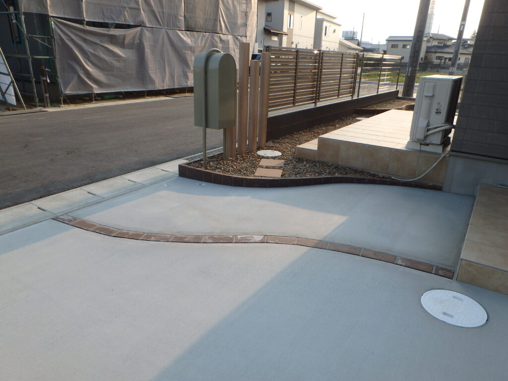 あなたの街の外構屋さん　施工事例 目隠しフェンス 郵便受け 駐車場舗装 福島市