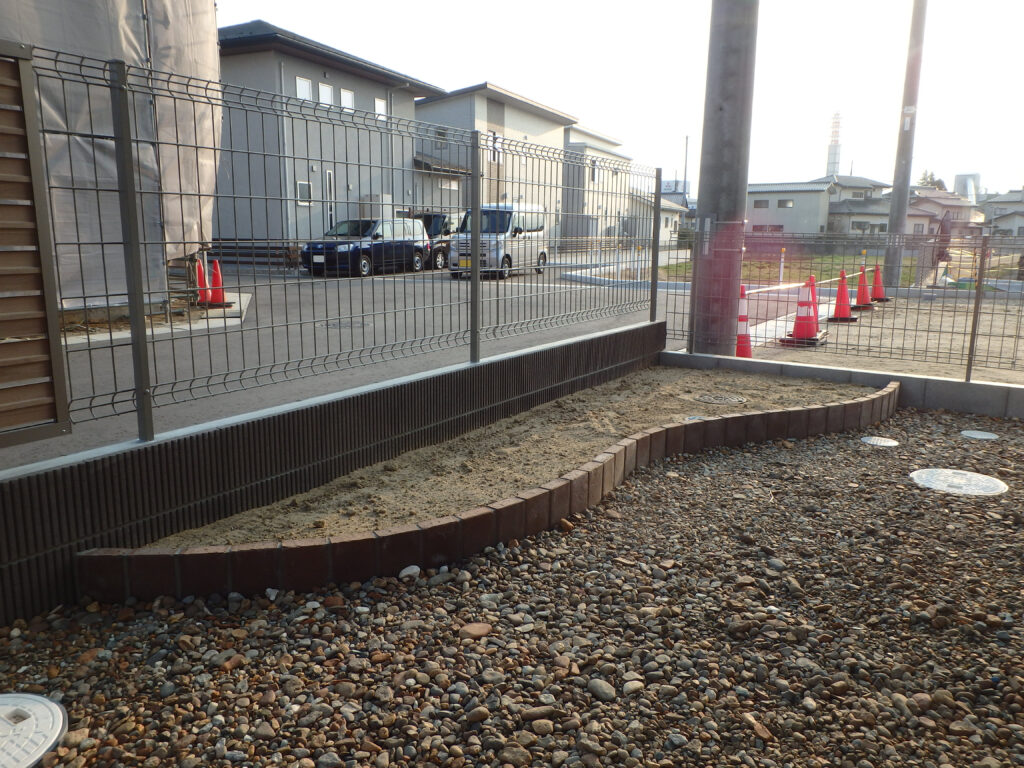 あなたの街の外構屋さん　施工事例 目隠しフェンス 郵便受け 駐車場舗装 福島市
