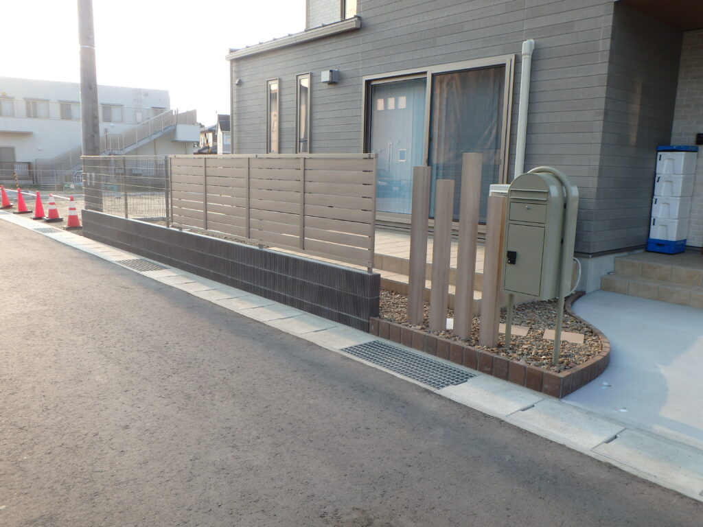 あなたの街の外構屋さん　施工事例 目隠しフェンス 郵便受け 駐車場舗装 福島市