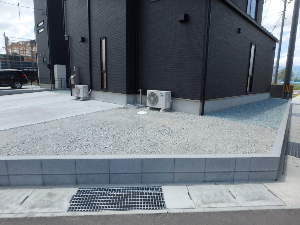 あなたの街の外構屋さん 福島市 施工事例 擁壁 砂利敷き 舗装